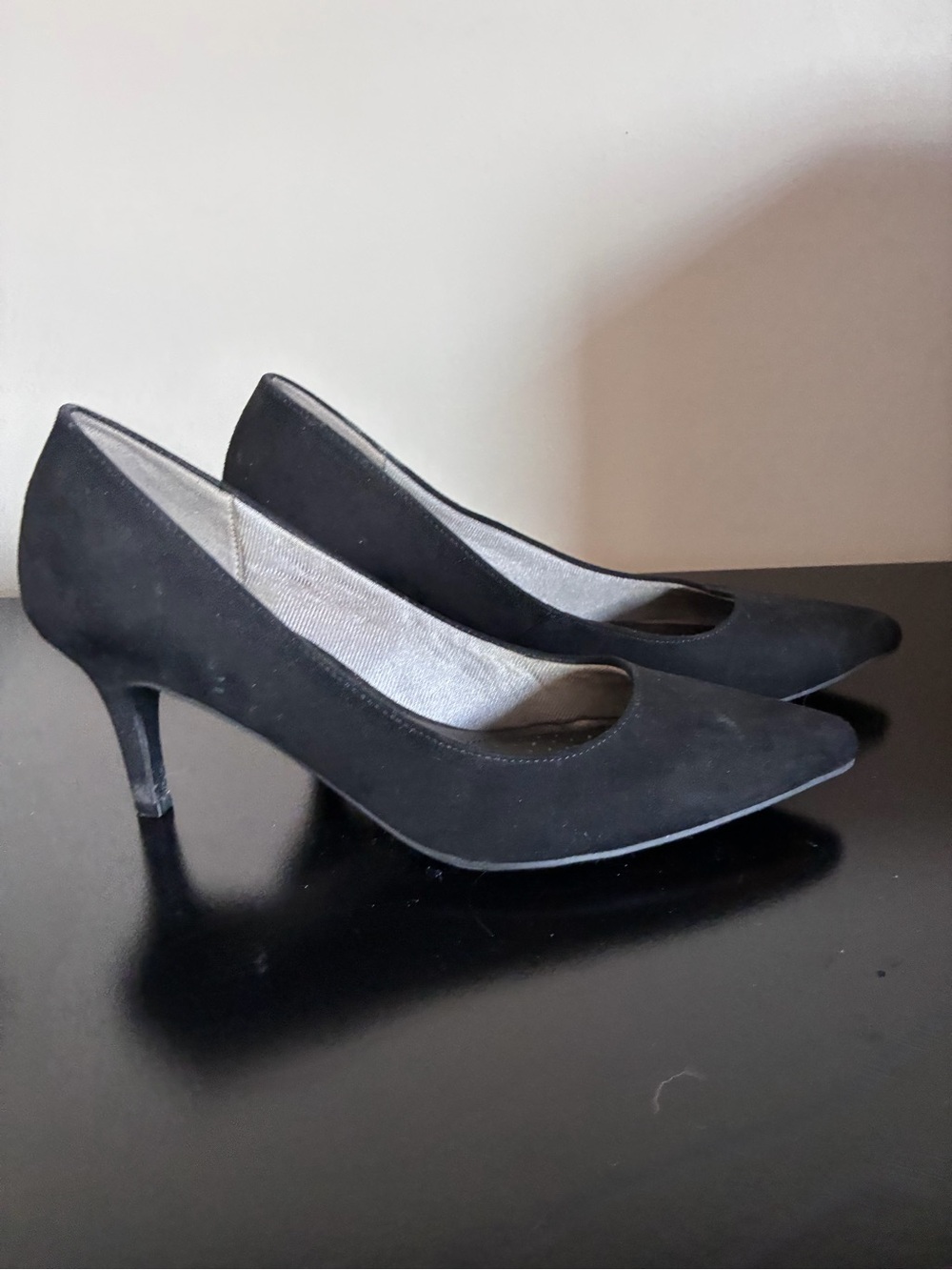 Life Stride Black Pointed-Toe Mid Heel Pumps